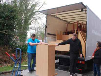 Wilhelm Kowalski und Daniel Springer laden die alten Schulm&ouml;bel auf. Schulleiterin Susanne Tapken hatte acht Klassens&auml;tze kostenlos abzugeben.