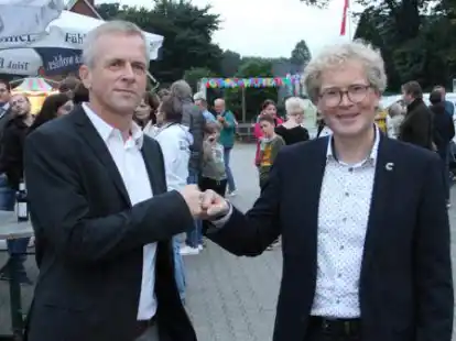 Herausforderer Frank Beumker gratulierte Marcus Brinkmann zur Wiederwahl.