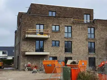 Entlang der Sander Hauptstra&szlig;e sind in der j&uuml;ngeren Vergangenheit mehrere Mehrfamilienh&auml;user entstanden - so auch dieses, das mit einem Staffelgeschoss &uuml;ber dem dritten Vollgeschoss noch zus&auml;tzlich an H&ouml;he und Wohnraum gewonnen hat.