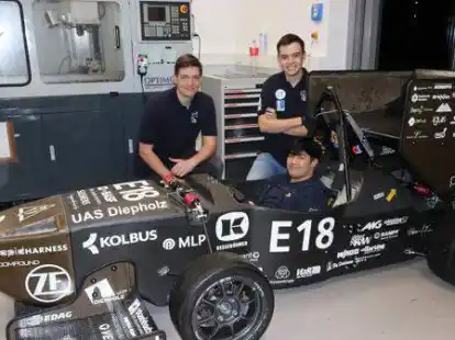 Formula Student geht wieder an den Start, dar&uuml;ber freuen sich (von links) Janis Helms (Gesamtleitung), Phi Chung (Leiter der Mechanik) und Robin Teikemeier (Leiter der Elektronik).