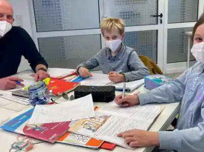 Oliver Koke von der Sch&uuml;lerhilfe gibt Jan und Anna Nachhilfeunterricht im Fach Deutsch. Beide gehen in die vierte Klasse der Grundschule Lange Stra&szlig;e.
