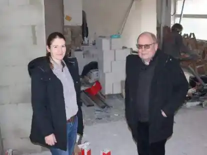 Noch ist hier Baustelle: Jennifer Bahrs (B&auml;ckermeisterin und Assistentin der Gesch&auml;ftsleitung) und Wilhelm Haferkamp (Gesch&auml;ftsf&uuml;hrer) vor dem erweiterten Sitzbereich.