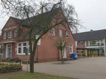 Unmittelbar neben der Schule befindet sich die B&uuml;rgerschule (vorn): In dem Geb&auml;ude, das fr&uuml;her vom Freizeit- und Kulturkreis genutzt wurde, wird derzeit &ndash; pandemiebedingt &ndash; die Mittagsverpflegung angeboten. Das Untergeschoss m&ouml;chte man noch f&uuml;r weitere Zwecke nutzen.﻿