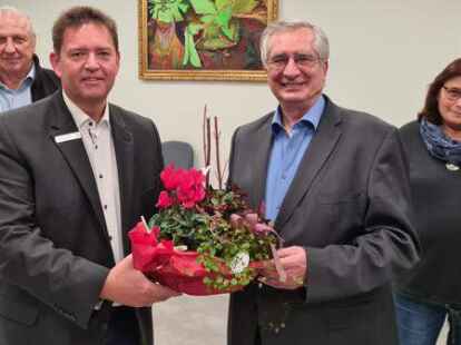 Dr. Knut Mittelst&auml;dt (Dritter von links) hat Anfang Dezember eine Frauenarztpraxis in Tossens er&ouml;ffnet. Mit dem Start ist er zufrieden. Zum Team geh&ouml;rt auch die medizinische Fachangestellte Susanne K&uuml;pker. Mit Dr. Robert Ceskel (links) vom MVZ-Nordenham und Butjadingens B&uuml;rgermeister Axel Linneweber steht er h&auml;ufig im Austausch.