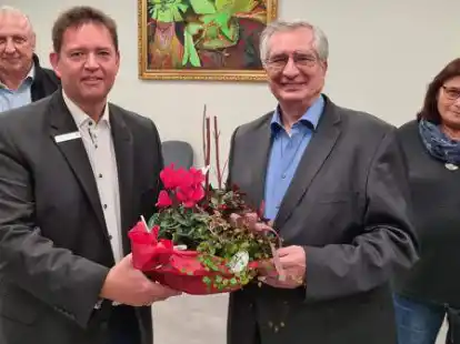 Dr. Knut Mittelst&auml;dt (Dritter von links) hat Anfang Dezember eine Frauenarztpraxis in Tossens er&ouml;ffnet. Mit dem Start ist er zufrieden. Zum Team geh&ouml;rt auch die medizinische Fachangestellte Susanne K&uuml;pker. Mit Dr. Robert Ceskel (links) vom MVZ-Nordenham und Butjadingens B&uuml;rgermeister Axel Linneweber steht er h&auml;ufig im Austausch.