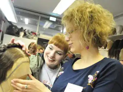 Anfassen ist diesmal nicht m&ouml;glich. Im Unterschied zu den Rotary Berufsinformationen vor der Pandemie finden diese 2022 rein digital statt. Auf dem Archivbild informiert sich (v.l.) Lisa Steinmeyer im Staatstheater bei Maskenbildnerin Hanna Fendesack.