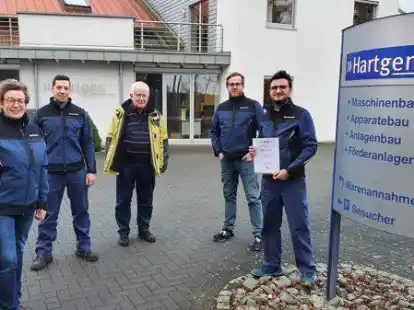 Gesch&auml;ftsf&uuml;hrerin Helma Hartgen (v. l.), Ausbildungsmeister Jan Kretschmer, Betreuer Dieter L&uuml;dken und Gesch&auml;ftsf&uuml;hrer Steffen Hartgen gratulierten Bassam Hassan zur bestandenen Gesellenpr&uuml;fung.