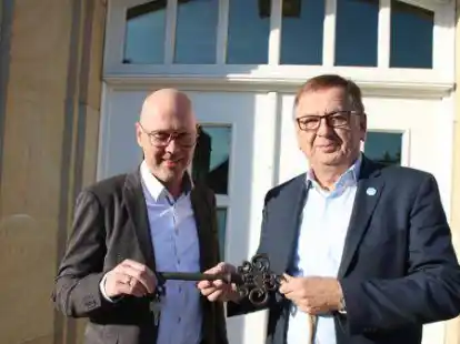 Cloppenburgs B&uuml;rgermeister Dr. Wolfgang Wiese (r.) &uuml;berreichte symbolisch den Schl&uuml;ssel zum Rathaus an Neidhard Varnhorn.