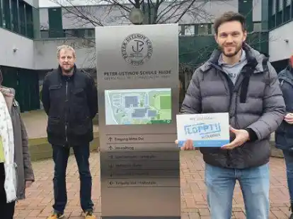 Projekt &bdquo;L&ouml;ptt!Mitnanner&ldquo; &ndash; die Huder Oberschule ist dabei: Sabine D&uuml;ver  (v. l.), Felix Lingenau, Peter Seiffert und Lena Busboom bei der &Uuml;bergabe der Plakette an die Schule.