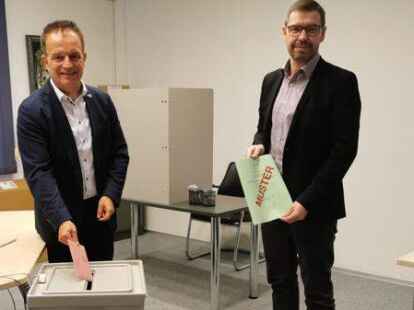 B&uuml;rgermeister Hermann Block (links) und Gemeindewahlleiter Rainer Hollje im Wahlb&uuml;ro des Rathauses. Hier k&ouml;nnen die B&ouml;seler ab sofort ihre Stimme f&uuml;r die B&uuml;rgermeisterwahl abgeben.