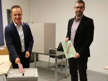B&uuml;rgermeister Hermann Block (links) und Gemeindewahlleiter Rainer Hollje im Wahlb&uuml;ro des Rathauses. Hier k&ouml;nnen die B&ouml;seler ab sofort ihre Stimme f&uuml;r die B&uuml;rgermeisterwahl abgeben.
