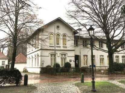 Mehr als eine Million Euro erl&ouml;ste das Land f&uuml;r dieses Geb&auml;ude samt Grundst&uuml;ck und Turnhalle (im Hintergrund).