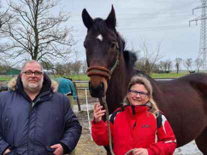 Thorsten und Britta Kollmann von den Butjenter Pferdefreunden mit dem Voltigier- und Therapiepferd Dublin S, das &uuml;ber einen sehr sanften Charakter verf&uuml;gt.