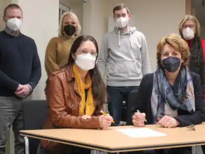 Bei der Unterzeichnung der Vereinbarung: (hinten von links) Michael Bahlmann, Sabine Sch&uuml;tte, Dietz Wiechers, Beate Wilke sowie (vorn von links) Ditte H&ouml;fel und Ulrike Boyens