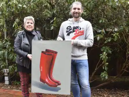 Die roten Gummistiefel stehen im Mittelpunkt der Werke, die K&uuml;nstlerin Dagmar Morgenstern im Morriemer Landcaf&eacute; von Martin Rodewald pr&auml;sentieren darf.