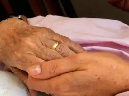 Die richtigen Medikamente sorgen kurz vor dem Lebensende f&uuml;r Linderung. Aber Fachkr&auml;fte f&uuml;r Palliativpflege haben auch andere M&ouml;glichkeiten, die Patienten zu unterst&uuml;tzen.