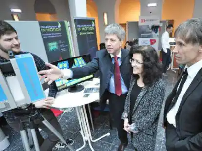 Seit 20 Jahren finden an der Jade-Hochschule die 3D-Tage statt &ndash; jetzt wieder Anfang Februar &ndash; hier ein Archivbild aus 2015 mit (v.links) einem Studenten, dem damaligen Hochschul-Pr&auml;sidenten  Elmar Schreiber, der fr&uuml;heren Wissenschaftsministerin Gabriele Heinen-Kljajic und Thomas Luhmann (Gesch&auml;ftsf&uuml;hrender Direktor Institut f&uuml;r Angewandte Photogrammetrie und Geoinformatik) vor einem 3D-Scanner.