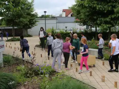 W&auml;hrend der Schulzeiten spielen auf dem Schulhof der Grundschule Elsfleth die Schulkinder. Am sp&auml;ten Nachmittag, abends und am Wochenende halten sich dort aber auch ungebetene G&auml;ste auf, die Spuren hinterlassen.