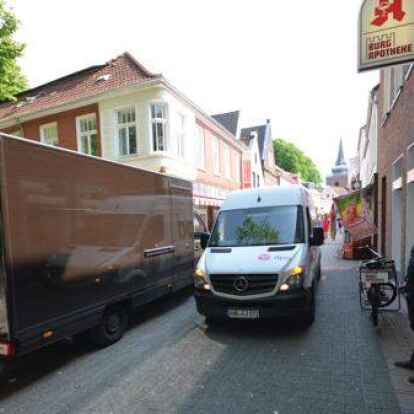 Der Lieferverkehr in Aurich nimmt in der Fu&szlig;g&auml;ngerzone zeitweise viel Platz in Anspruch.