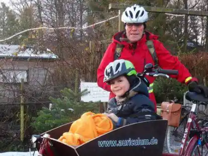 &bdquo;auriculum&ldquo;-Ehrenmitglied Klaus Reisgies mit seinem Enkel auf einem Lastenfahrrad.