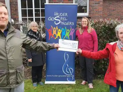 Keven Eggers (v.l.) und Annegret Ullmann nahmen die Spende f&uuml;r den Hospizkreis von Uta Rose und Susanne Burrell entgegen.