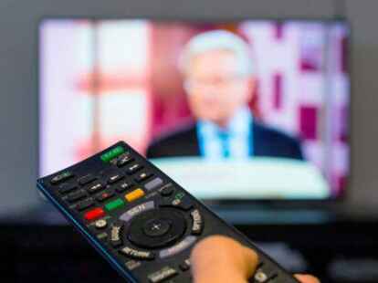 Zappen durch die Fernsehprogramme (Symbolbild): Das ist f&uuml;r viele selbstverst&auml;ndlich. &Auml;rger mit den Fernsehprogrammen hatte jetzt ein Westersteder, nachdem sein Glasfaseranschluss ausgetauscht worden war.