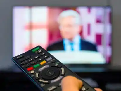 Zappen durch die Fernsehprogramme (Symbolbild): Das ist f&uuml;r viele selbstverst&auml;ndlich. &Auml;rger mit den Fernsehprogrammen hatte jetzt ein Westersteder, nachdem sein Glasfaseranschluss ausgetauscht worden war.