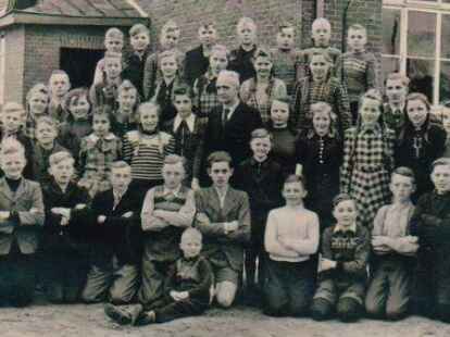 Sch&uuml;lerinnen und Sch&uuml;ler an der Volksschule in Moorbek