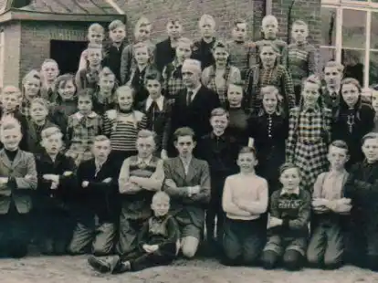 Sch&uuml;lerinnen und Sch&uuml;ler an der Volksschule in Moorbek