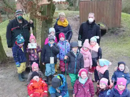 &Uuml;ber die Vogelf&uuml;tterung freuen sich neben den Kindern Andreas Mikutta (hinten, von links), Heike Decker und Samtgemeindeb&uuml;rgermeister Yves Nagel.
