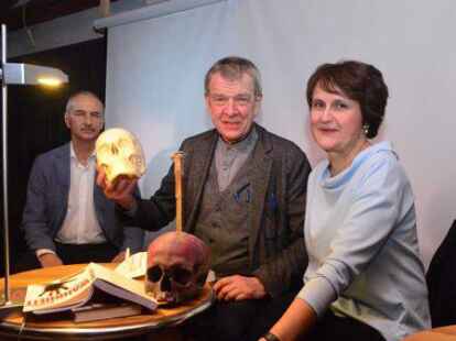 Auch ohne die eigentlich mitgebrachten Bilder, die aus technischen Gr&uuml;nden nicht gezeigt werden konnten, bescherten (von links) Martin Erftenbeck, Klaus P&uuml;schel und Annette Marquardt dem Publikum mit ihren Einblicken in die Ermittlungsarbeit einen spannenden Abend.