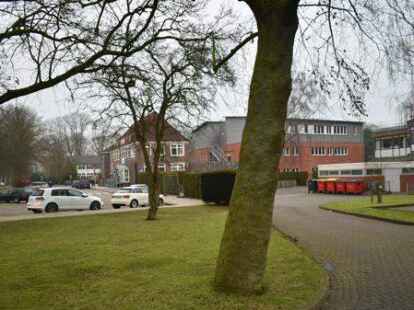 Die Verkehrssituation bei KGS und Grundschule Wiesmoor-Mitte sorgt seit Jahren f&uuml;r Spannungen. Jetzt will die Stadt das Problem beheben.