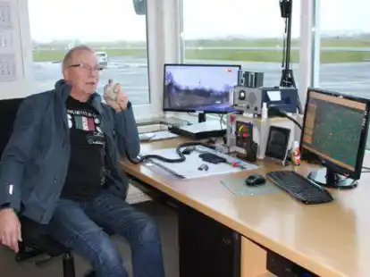 Bei der Arbeit in der Flugleitung des Flugplatzes Leer-Papenburg: Wiard L&uuml;bbers