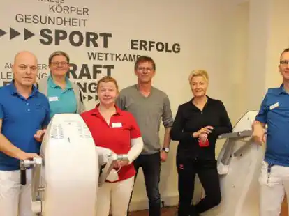 Die onkologische Trainings- und Bewegungstherapie ist erfolgreich angelaufen, dar&uuml;ber freuen sich (von links) Thomas Schmidt, Marzena Dawidowski, Tania Markus, Dr. Matthias Penke, Monika Westendorf und Harald Fuest.