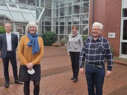 Offiziell im Amt: Jutta Haase und Heinz-J&uuml;rgen Korbmacher (vorne)  sind die neuen Schiedspersonen f&uuml;r den Bezirk Edewecht. Verpflichtet wurden sie von J&ouml;rg Sprenger, Direktor des Amtsgerichts Westerstede (hinten links), im Beisein von Silvia Heinemann, stellvertretende Vorsitzende Bezirksvereinigung Oldenburg im Bund Deutscher Schiedsm&auml;nner und Schiedsfrauen (hinten rechts).