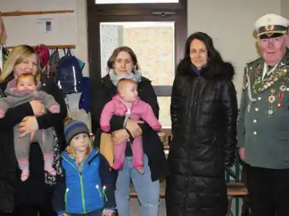 Neun Familien mit ihren Kindern konnten jeweils eine Spende von 5000 Euro entgegen nehmen. Auf dem Foto, drei der neuen Familien mit Klaus Bohmann (links) und Walter Thie (rechts).