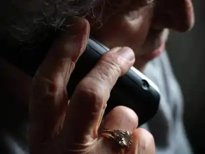 Senioren werden immer wieder Opfer von Betrugsmaschen &uuml;ber das Telefon. Jetzt will die Polizei potenzielle Opfer aufkl&auml;ren.