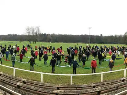 Am 16. Januar 2022 protestierten auf dem Rasteder Turnierplatz an die 500 Menschen gegen die &bdquo;Spazierg&auml;nge&ldquo; von Impfgegnern und Corona-Leugnern.
