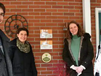 Freuen sich &uuml;ber die Auszeichnungen: (von links) Jonas Marhoff, Kerstin Sonka, Lena von Aschwege-Nienaber und Lucia von Aschwege