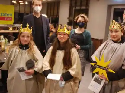 FDP-Landtagskandidat Florian Rocker hie&szlig; die Sternsinger Wiktoria, Anya und Kira mit Wolfram Walter von Kirchengemeinde St. Bonifatius und als Ehrengast au&szlig;erdem die junge FDP-Politikerin Charlotte Michel aus Tostedt willkommen.