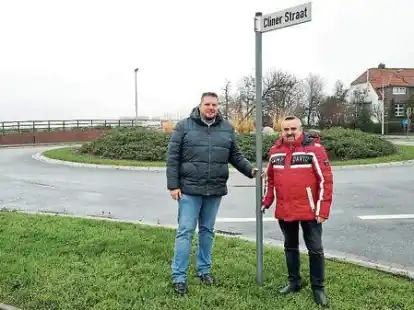 Der Carolinensieler Ortsvorsteher Simon L&uuml;bben (CDU, rechts) und sein Vorg&auml;nger Eike Cornelius (SPD) k&auml;mpfen seit Jahren f&uuml;r eine Fortf&uuml;hrung der Entlastungsstra&szlig;e.