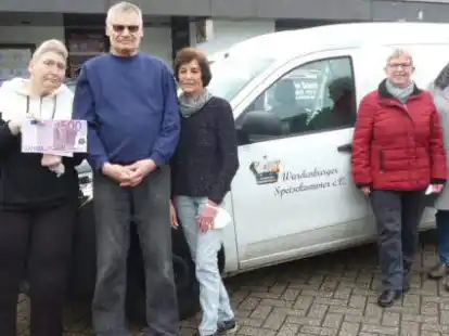 Geld&uuml;bergabe an die Speisekammer in Wardenburg: Der Landfrauenverein hat gesammeltes Geld aus den Spardosen &uuml;bergeben.