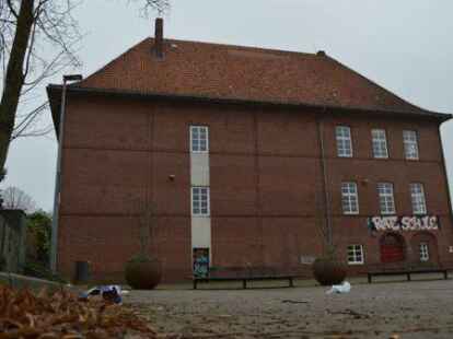 Auf dem Marktplatz vor der Roten Schule treffen sich vor allem abends etliche Jugendliche.