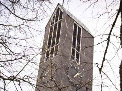 Der Glockenturm der Martin-Luther-Kirche in Emden ragt &uuml;ber die Stadt hinaus. Welche Bedeutung hat Kirche in der heutigen Zeit noch?
