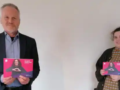 Stellten das &uuml;ber 500 Kurse umfassende neue Jahresprogramm der Evangelischen Familienbildungsst&auml;tte vor: Bildungsst&auml;tten-Leiter Carsten Bergstedt und Juliane Siefert vom Fachbereich Babybesuchsdienst.