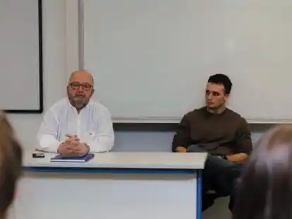 Warum der Holocaust noch immer Teil der Gegenwart ist: Claudio Simon (links) und sein Sohn Daniel Simon erz&auml;hlen Sch&uuml;lern von ihren pers&ouml;nlichen Erfahrungen.