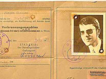 <p>                J&uuml;rgen Niemann:  &bdquo;Dieser alte ,Ersatz-F&uuml;hrerschein&lsquo; ist mein treuester Begleiter seit dem 8. August 1972, nachdem mir der erste ,Lappen&lsquo; gestohlen wurde!&ldquo;  Ein zweites Mal ist der F&uuml;hrerschein zum Gl&uuml;ck nicht gestohlen worden, schreibt Niemann.      </p>