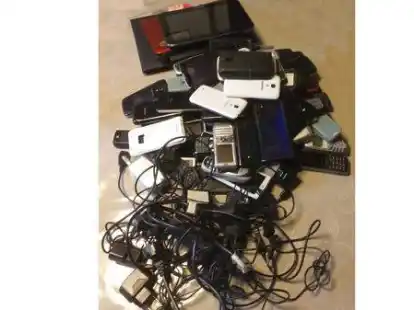 Gute Ausbeute: Mehr als 90 Altger&auml;te sind bereits bei der Handy-Sammelaktion am AMG abgegeben worden.