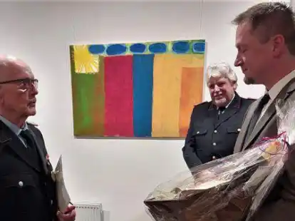 <p>Der fr&uuml;here Ortsbrandmeister Hans Schattschneider (links) wurde von Sascha Stolorz mit dem Nieders&auml;chsischen Feuerwehr-Ehrenzeichen f&uuml;r 60 Jahre ausgezeichnet,  im Hintergrund Kreisbrandmeister Heiko Basshusen. </p>