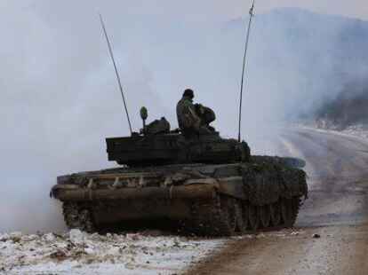 Auf einmal schiebt sich ein Panzer auf die Stra&szlig;e: Die Bundeswehr und ihre Verb&uuml;ndeten &uuml;ben derzeit in Hohenfels.